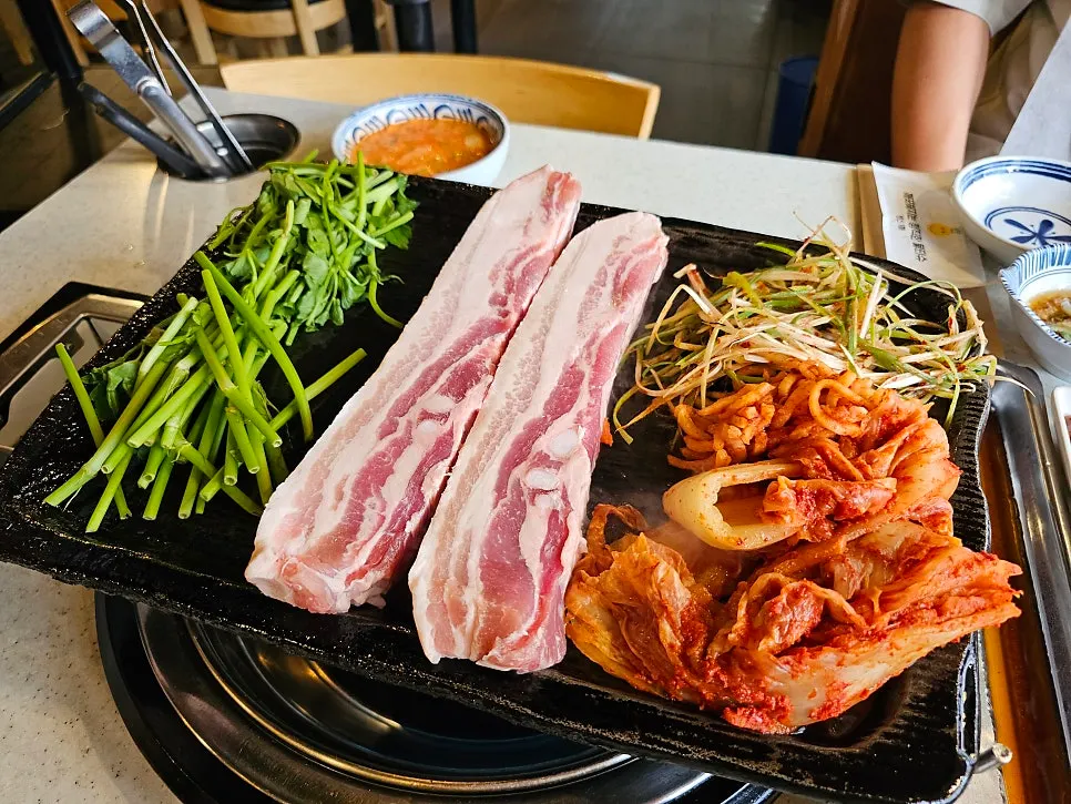 Image of wrap vegetables and minari side dishes