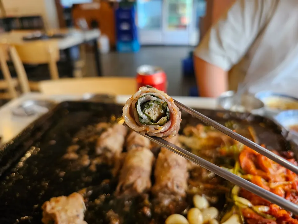 Image of beef rolls with minari and enoki mushrooms