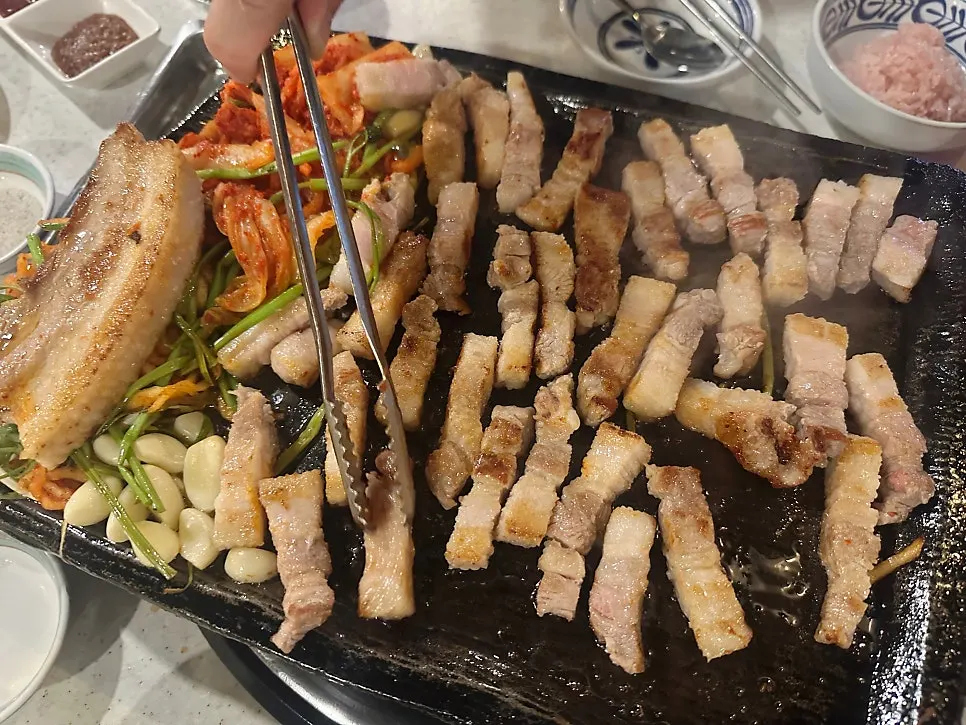 Fully grilled pork belly with side dishes