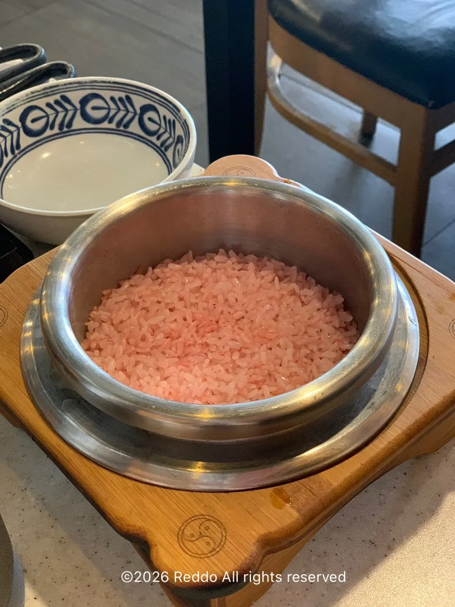 香ばしい味噌チゲとご飯の食卓
