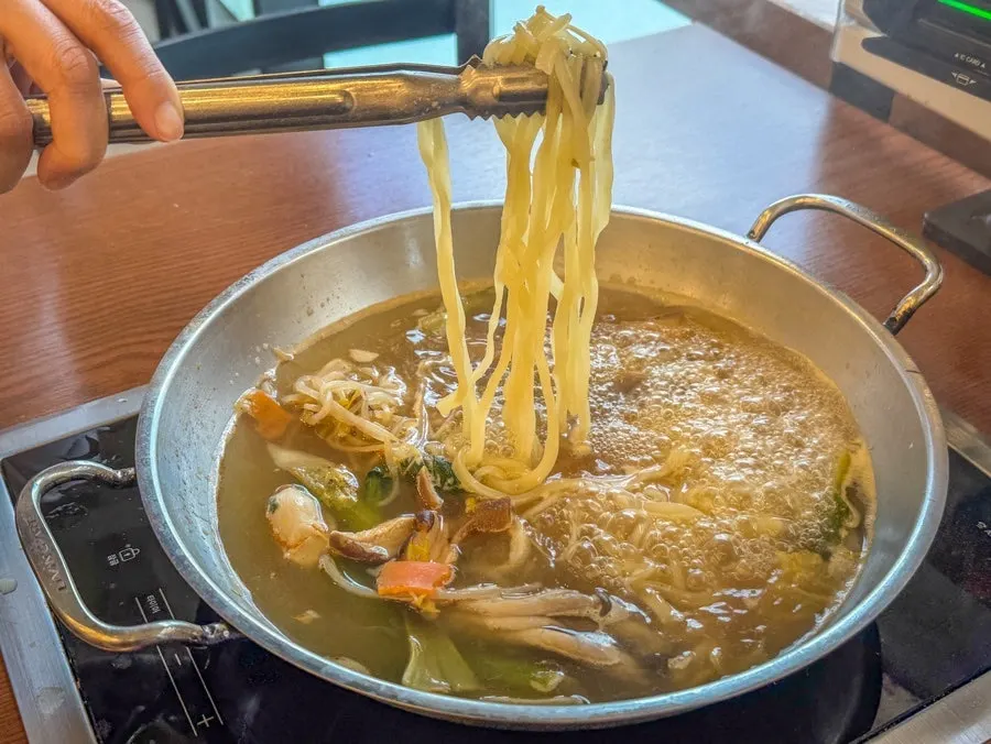 속이 꽉 찬 고기만두와 김치만두