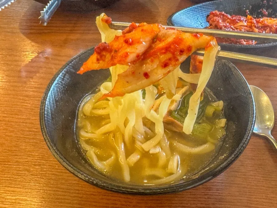 익은 칼국수를 건져 담은 그릇