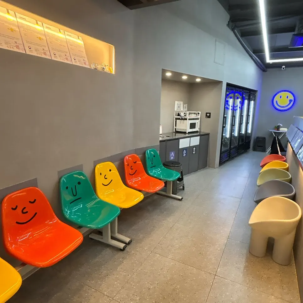 깔끔하게 정리된 닭강정 달곰's 실내
