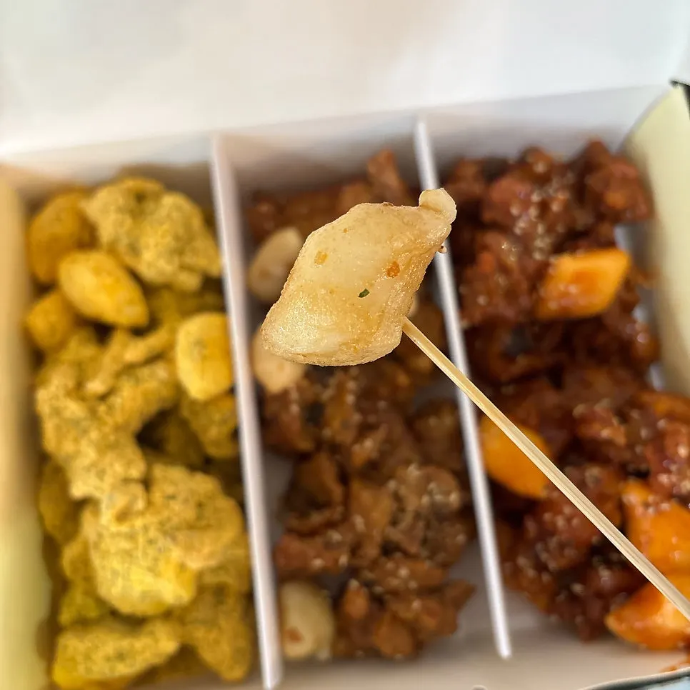 겉이 파삭한 닭강정 떡 클로즈업