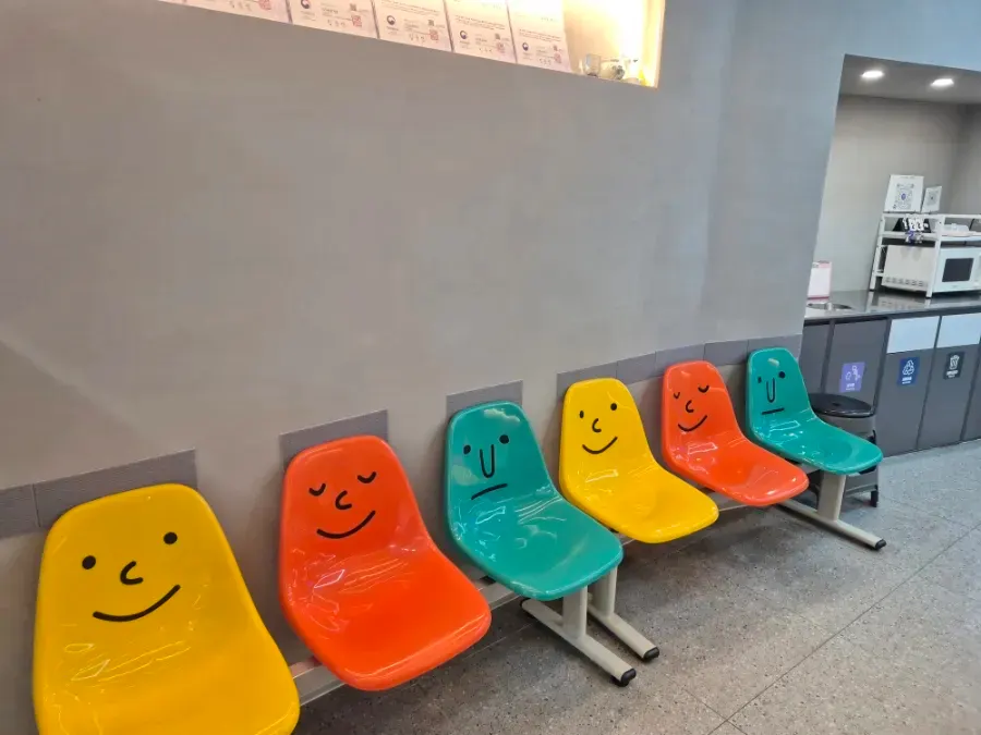 달곰's 포장 대기 공간의 의자