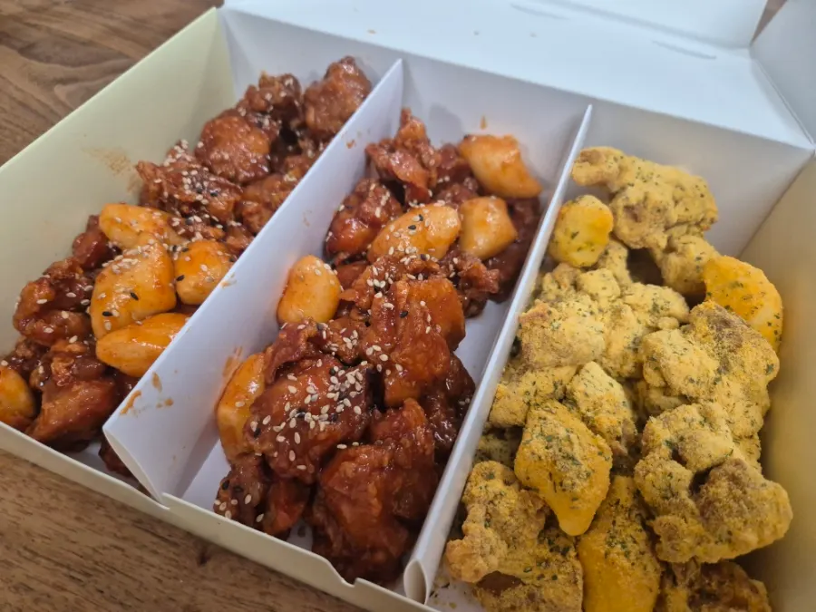 치즈 시즈닝이 묻은 뿌링클 닭강정