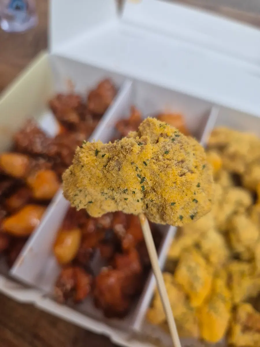 세 가지 맛으로 담긴 닭강정 상차림