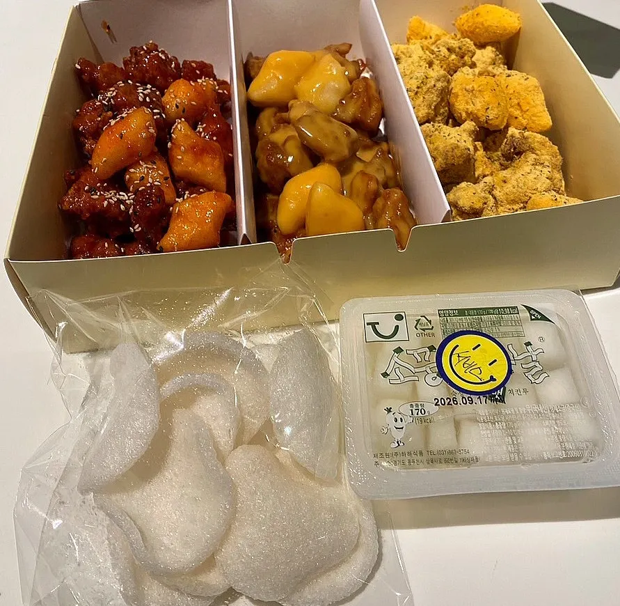 Packaged dakgangjeong with an extra service item