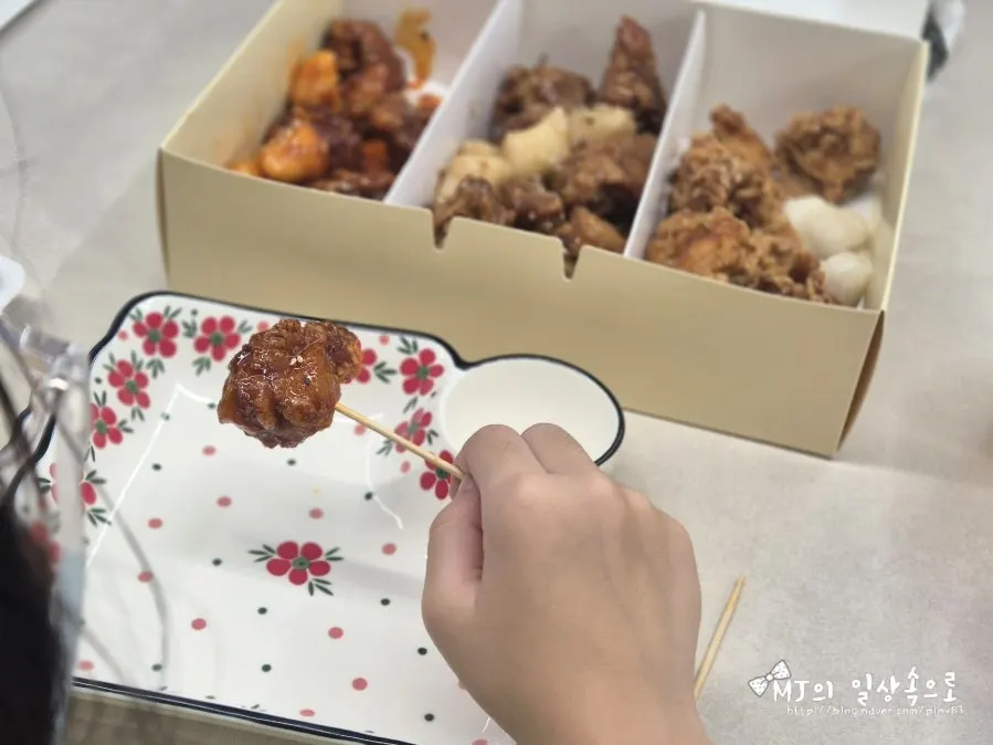맵지 않은 달콤강정 접시