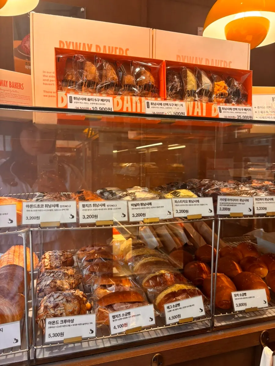 Bakery space for packing bread and desserts