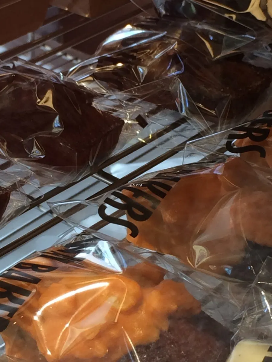 Almond chocolate and yellow cheese financiers