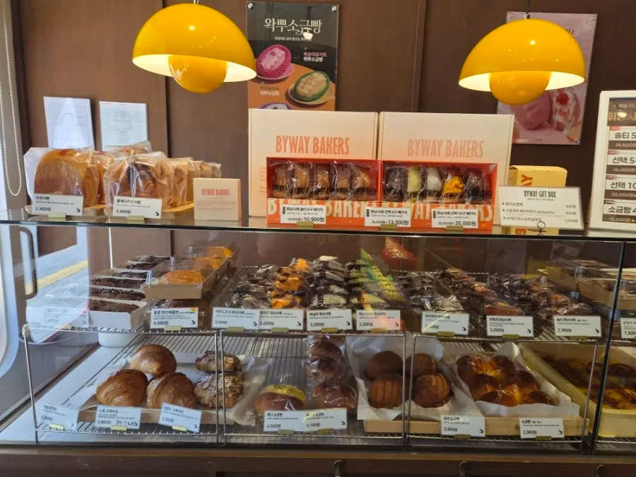 Bánh được trưng bày tại Byway Bakers