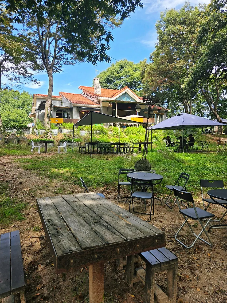 Café grounds with an outdoor sculpture