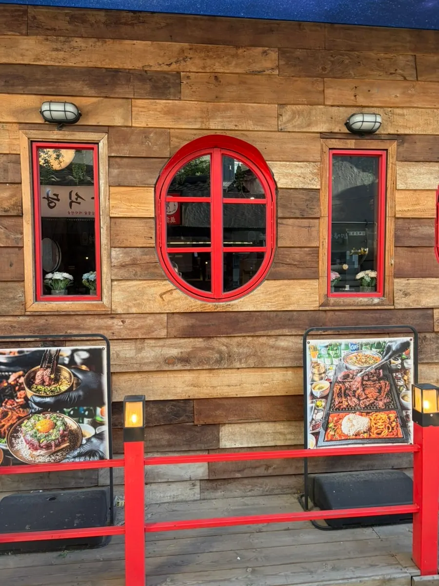 Fasad kedai dengan aksen merah