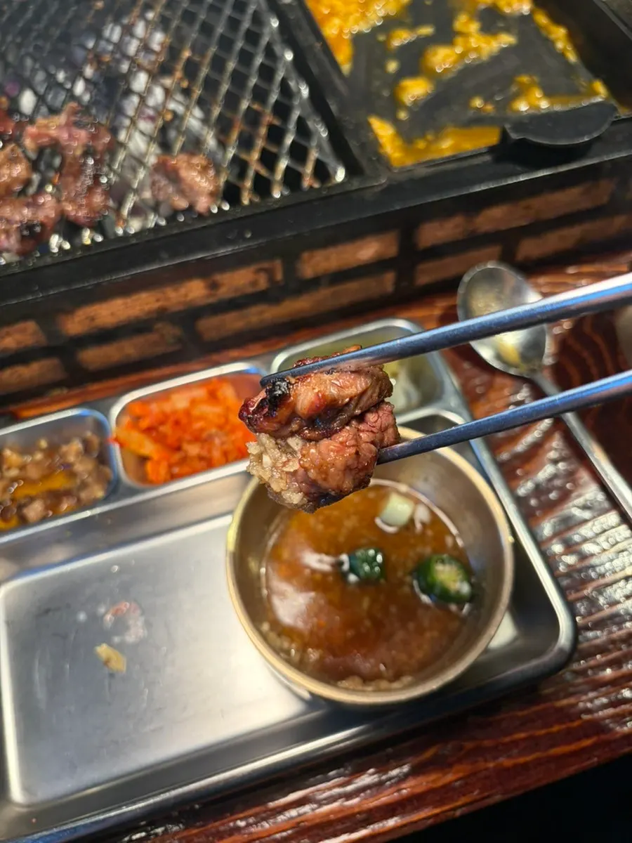 Rib meat dimakan dengan sos bawang putih