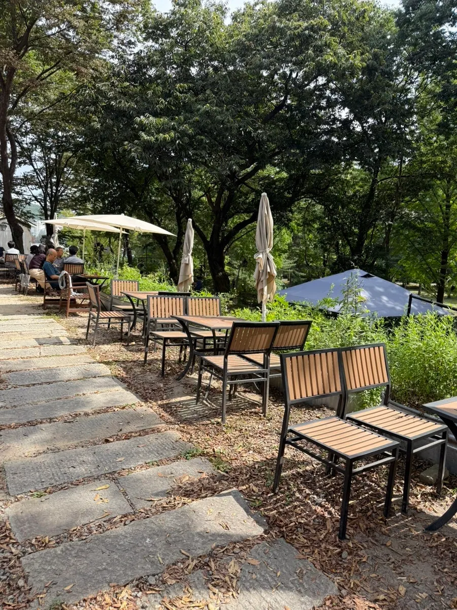Outdoor seating at Forerest facing the forest