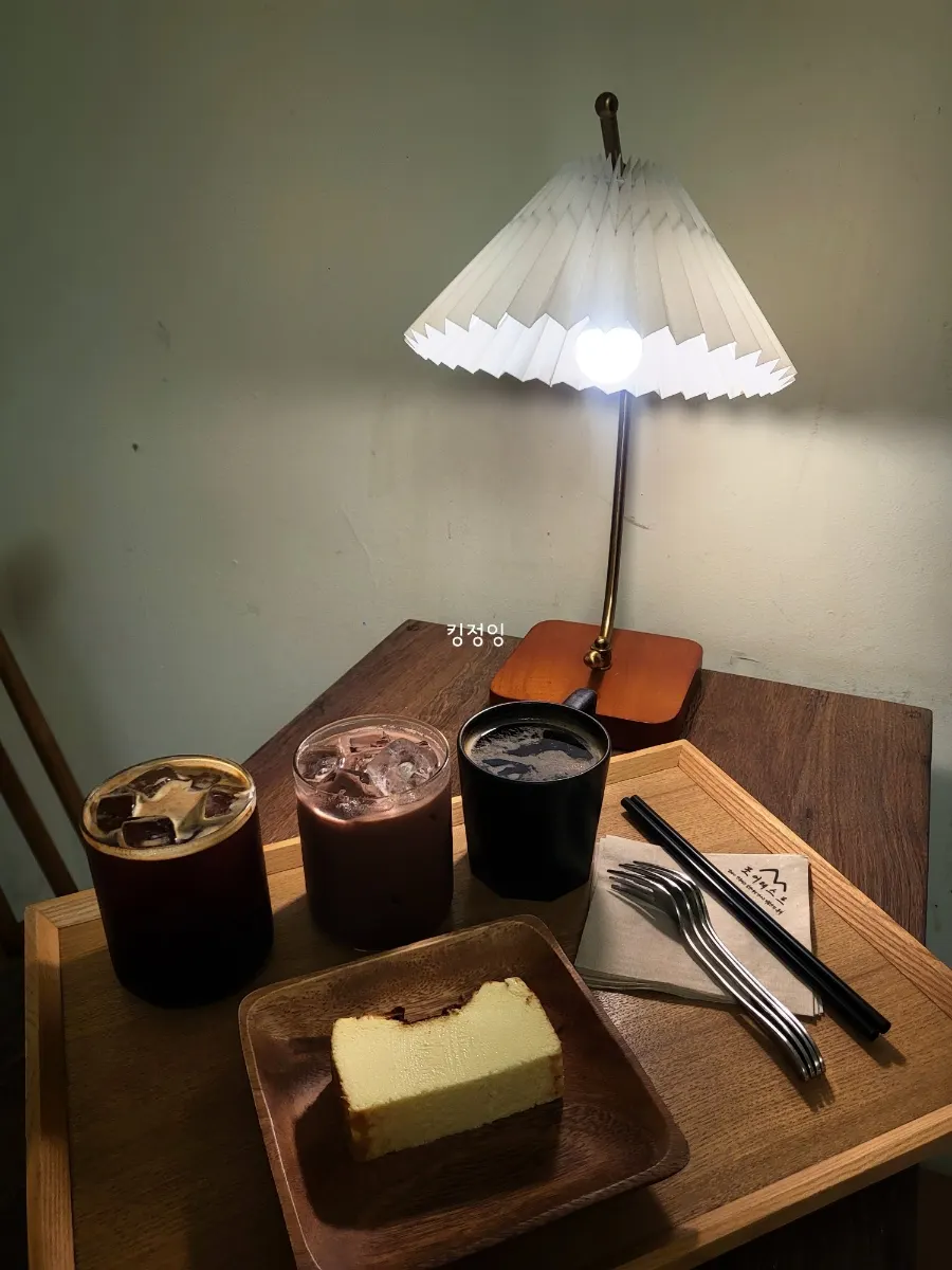 Ordered Americano and Basque cheesecake