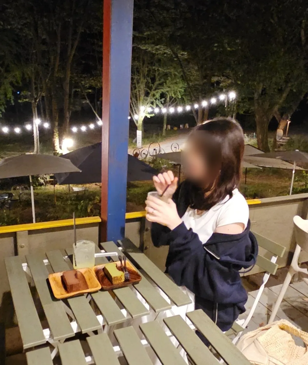 포어레스트 숲속 분위기의 세로 사진