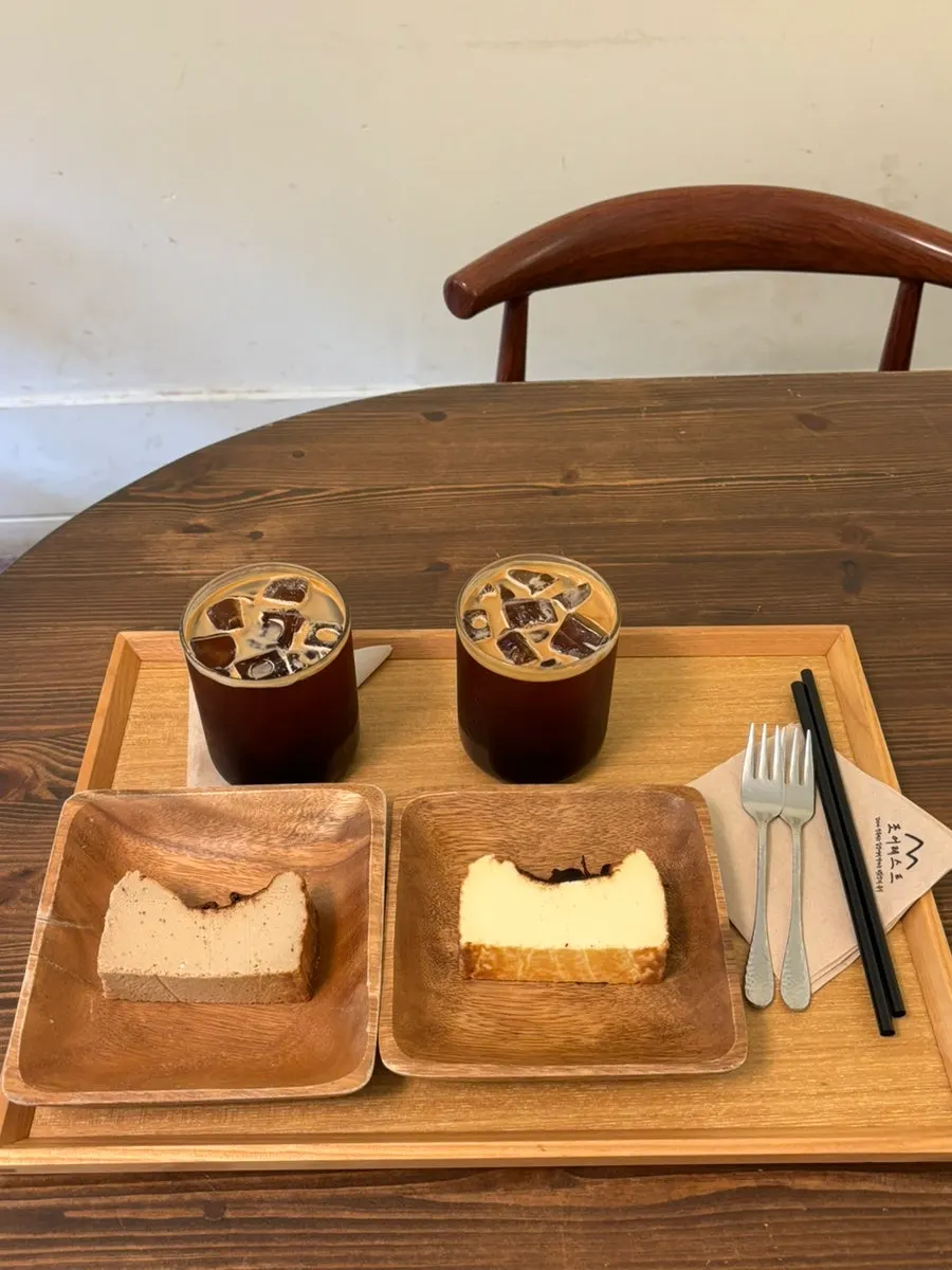 주문한 치즈케이크와 아메리카노