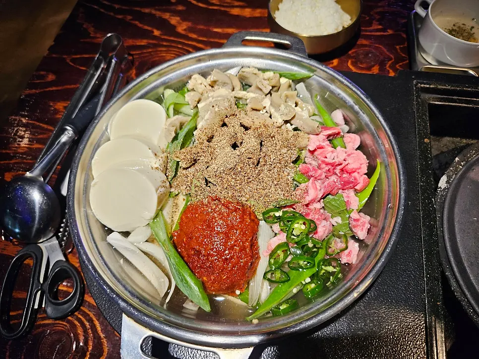 1인 식판에 담겨 나온 기본찬 상차림