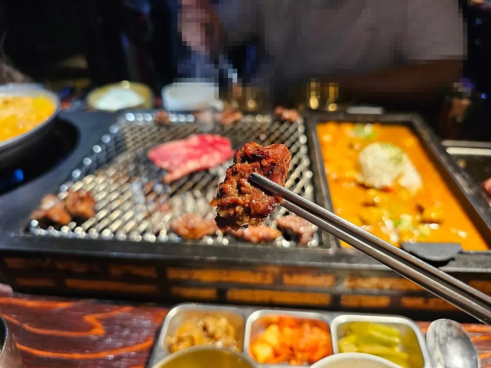 불판 위에서 구워지는 늑간살