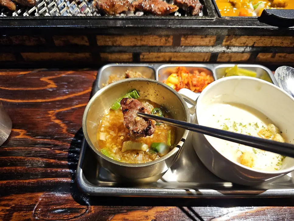 다 구워진 늑간살 한 점