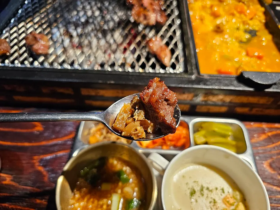 마늘 간장 소스에 찍은 늑간살