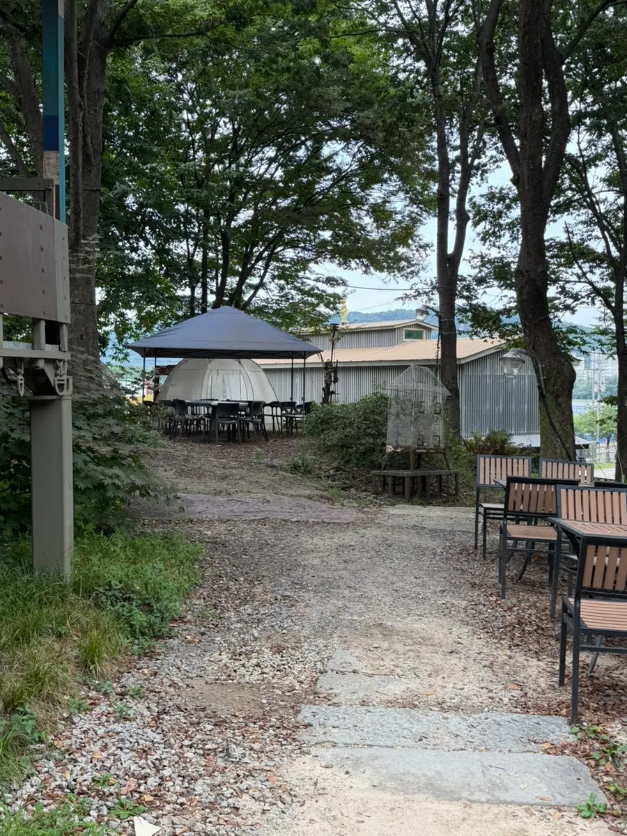넓게 마련된 전용 주차 공간