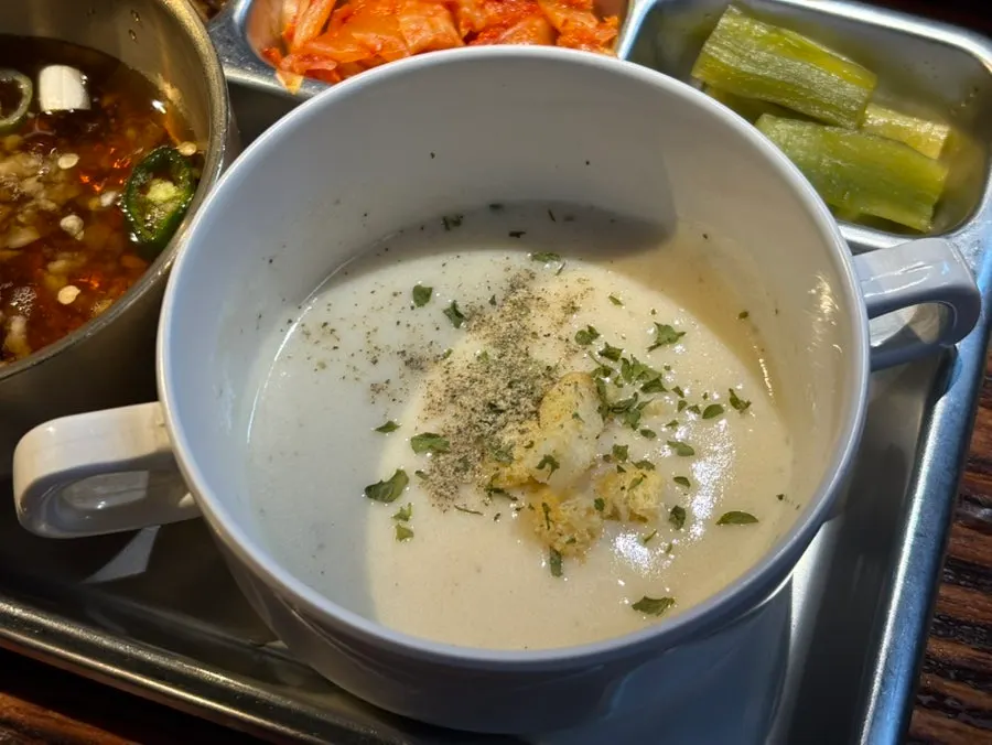 Susunan sup di restoran daging