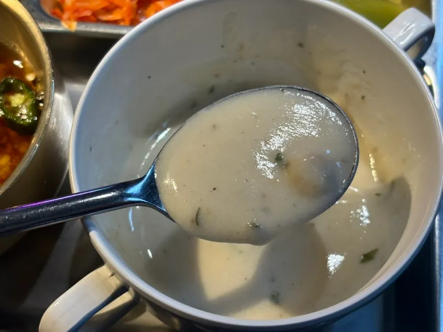 Sup dengan cebisan roti di atasnya