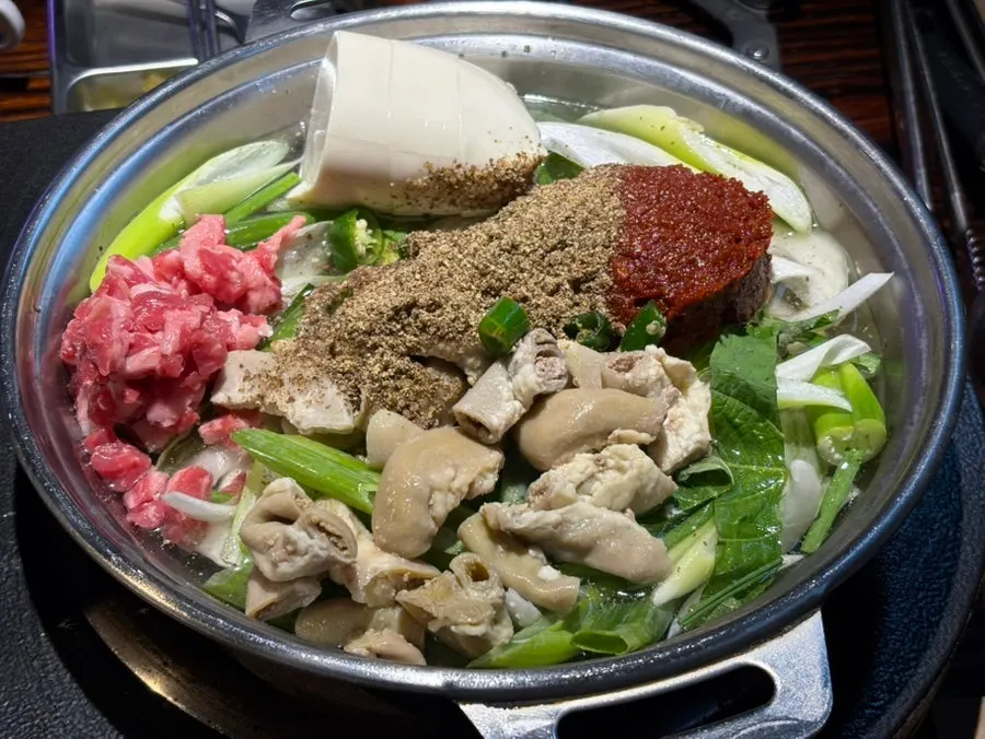 Gopchang jeongol dan kari dalam set
