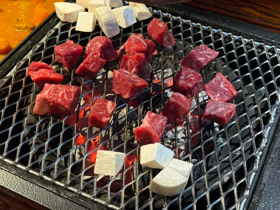 Hidangan lengkap daging lembu panggang arang