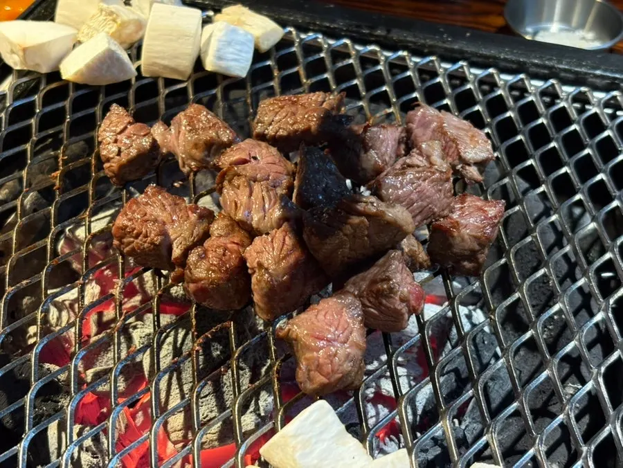 Kkakduk sogalbi dipanggang atas arang