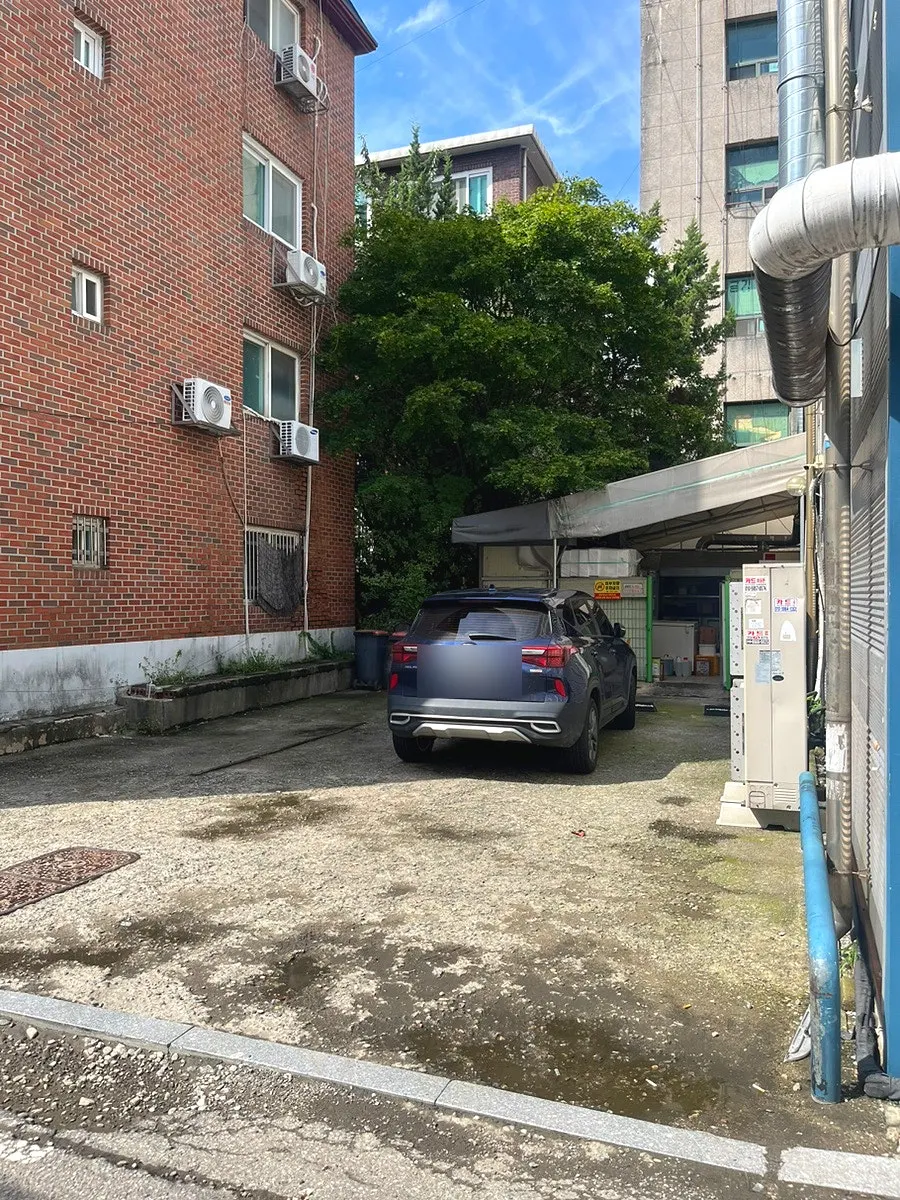 White exterior with gold logo at Manpo Galbi Uijeongbu Main Branch