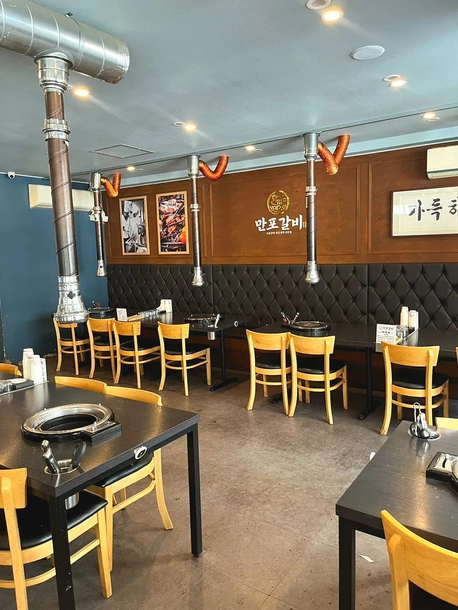 Entrance partition wall with gift galbi display