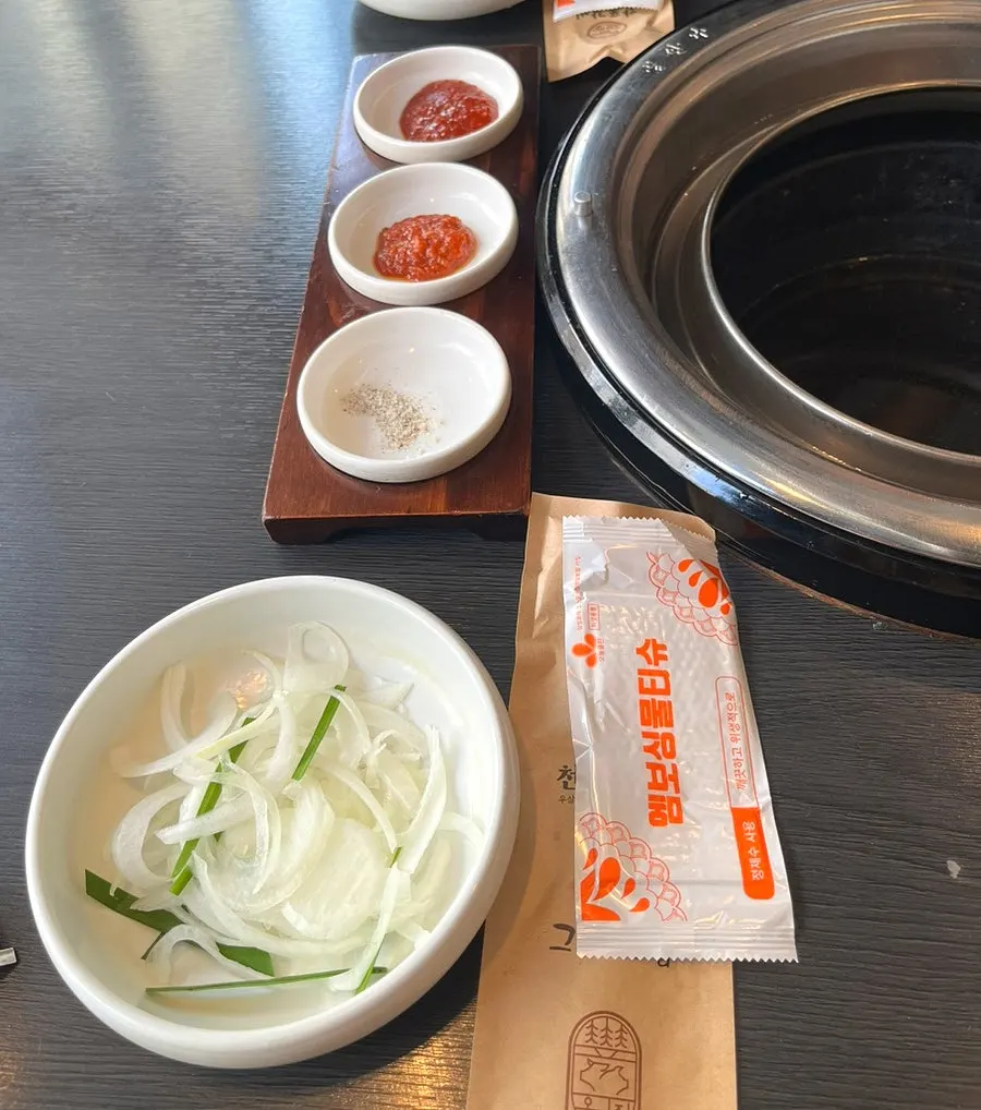 Table arrangement in the group seating area at Manpo Galbi