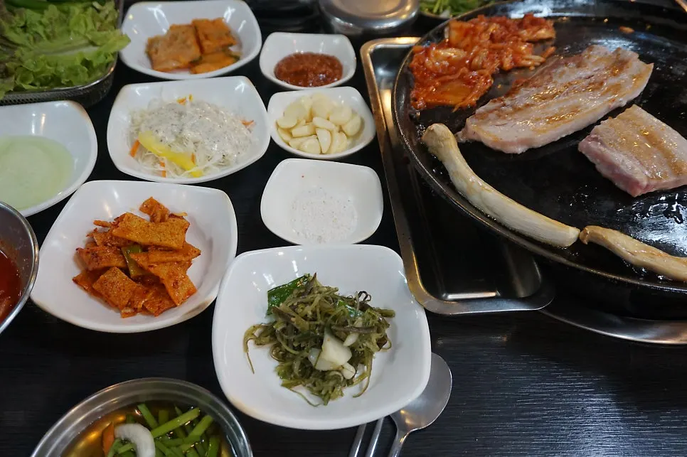그때그집 순두부수제비와 고기 상차림