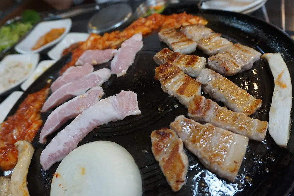 그때그집 솥뚜껑 고기와 기본 반찬