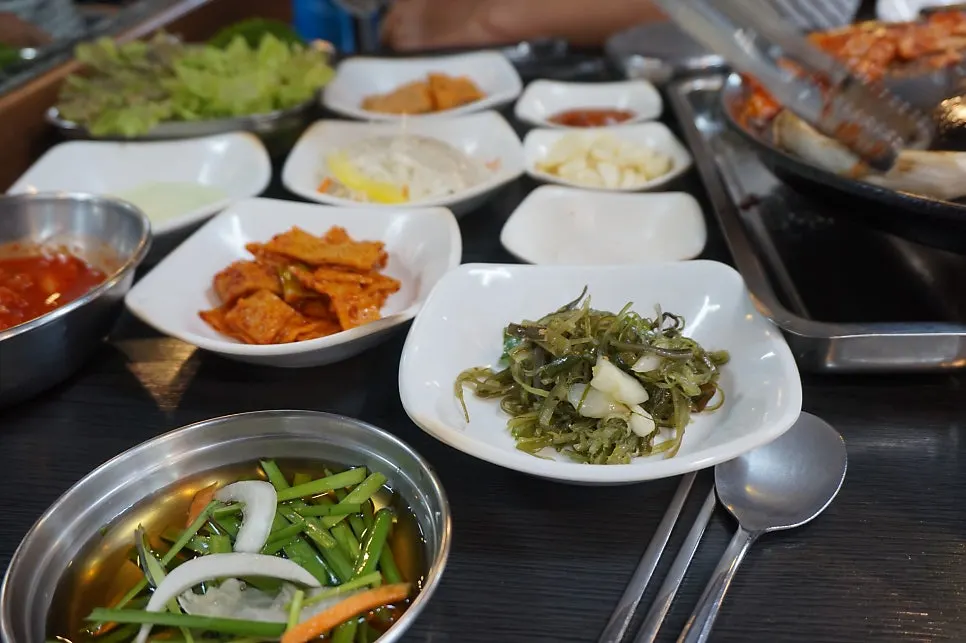 주문한 생삼겹 1인분과 항정살 1인분 생고기 접시