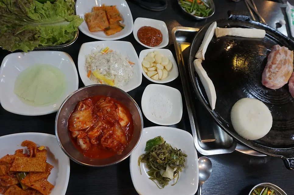 불판 앞에 놓인 그때그집 생고기와 밑반찬