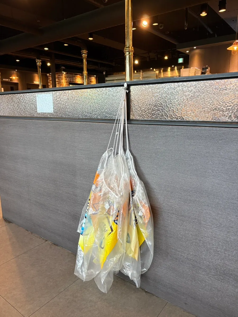 앞치마가 걸려 있는 복도