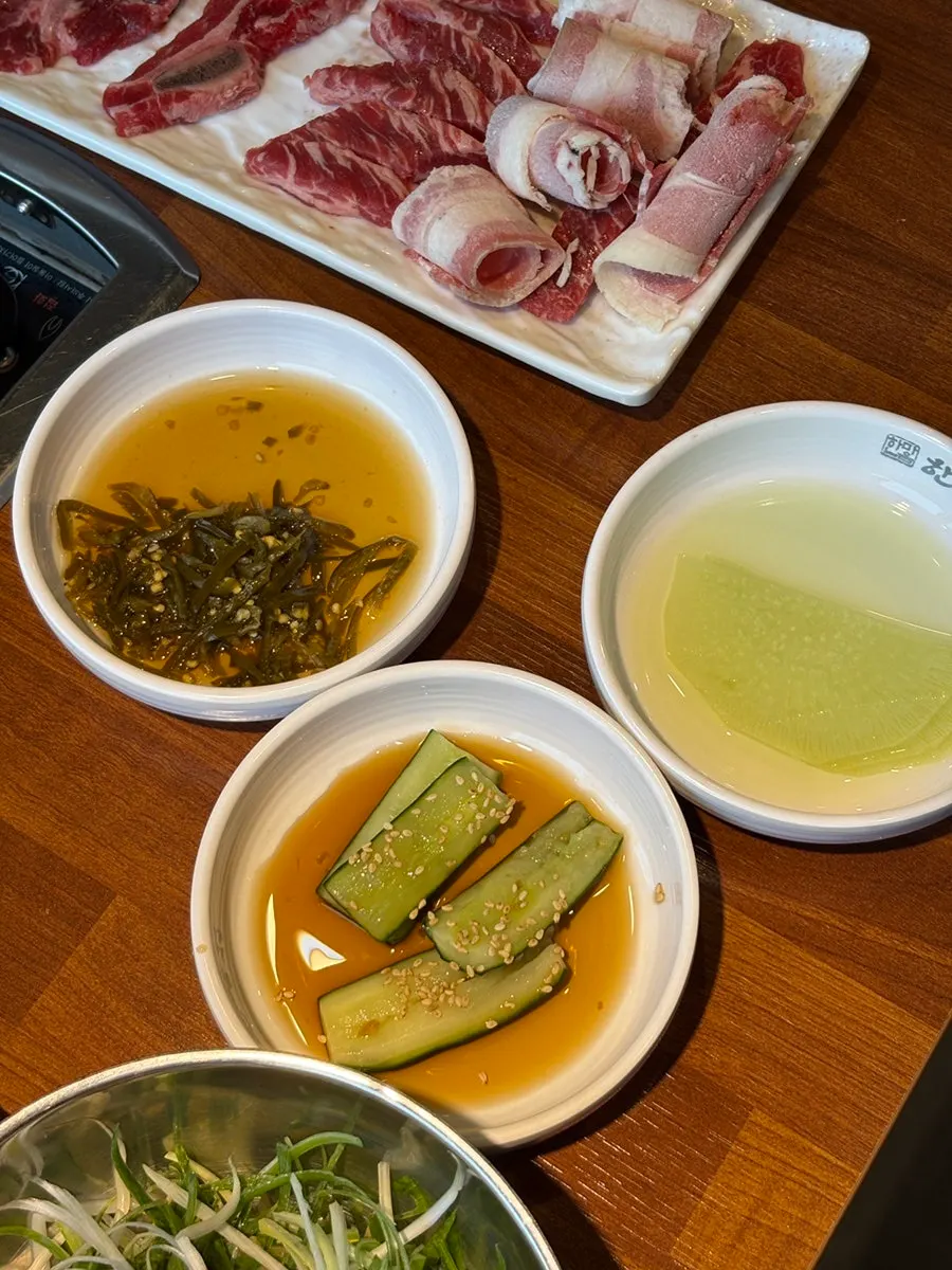겉절이와 백김치 등 기본 반찬