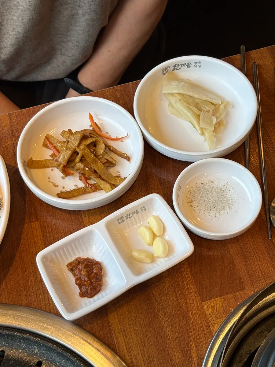 쌈장과 마늘, 양파절임 반찬 접시