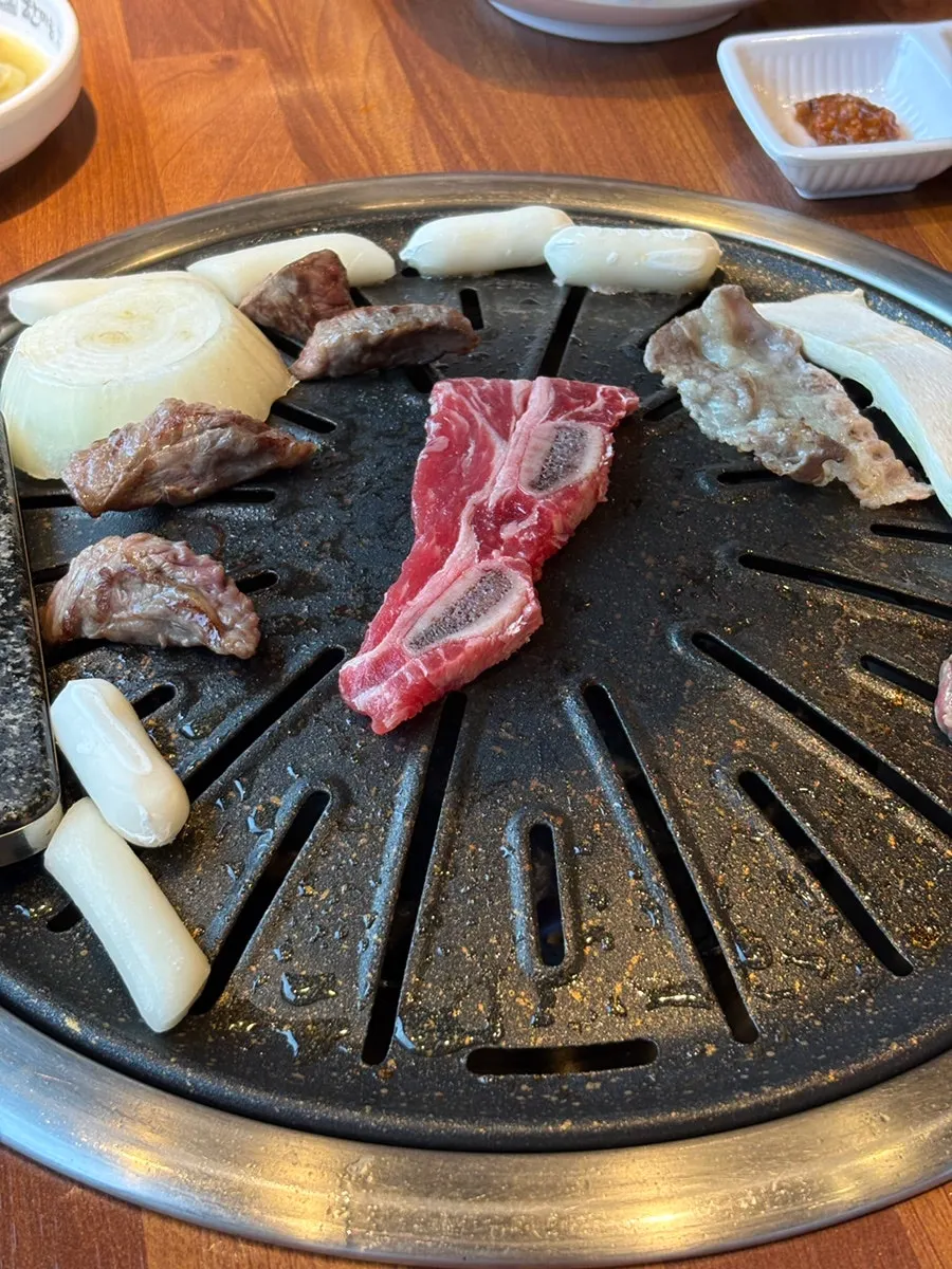불판 위 뼈갈비 구이