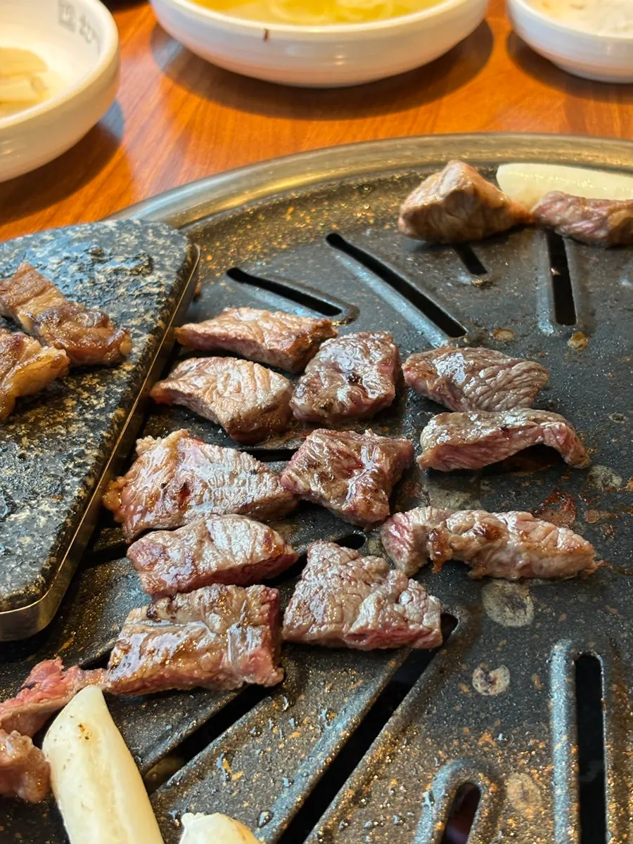 돌판 위에 올려둔 구운 고기