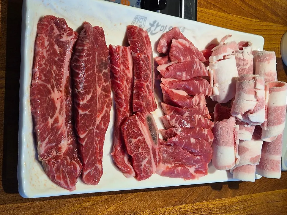 The whole-beef set arranged with several cuts