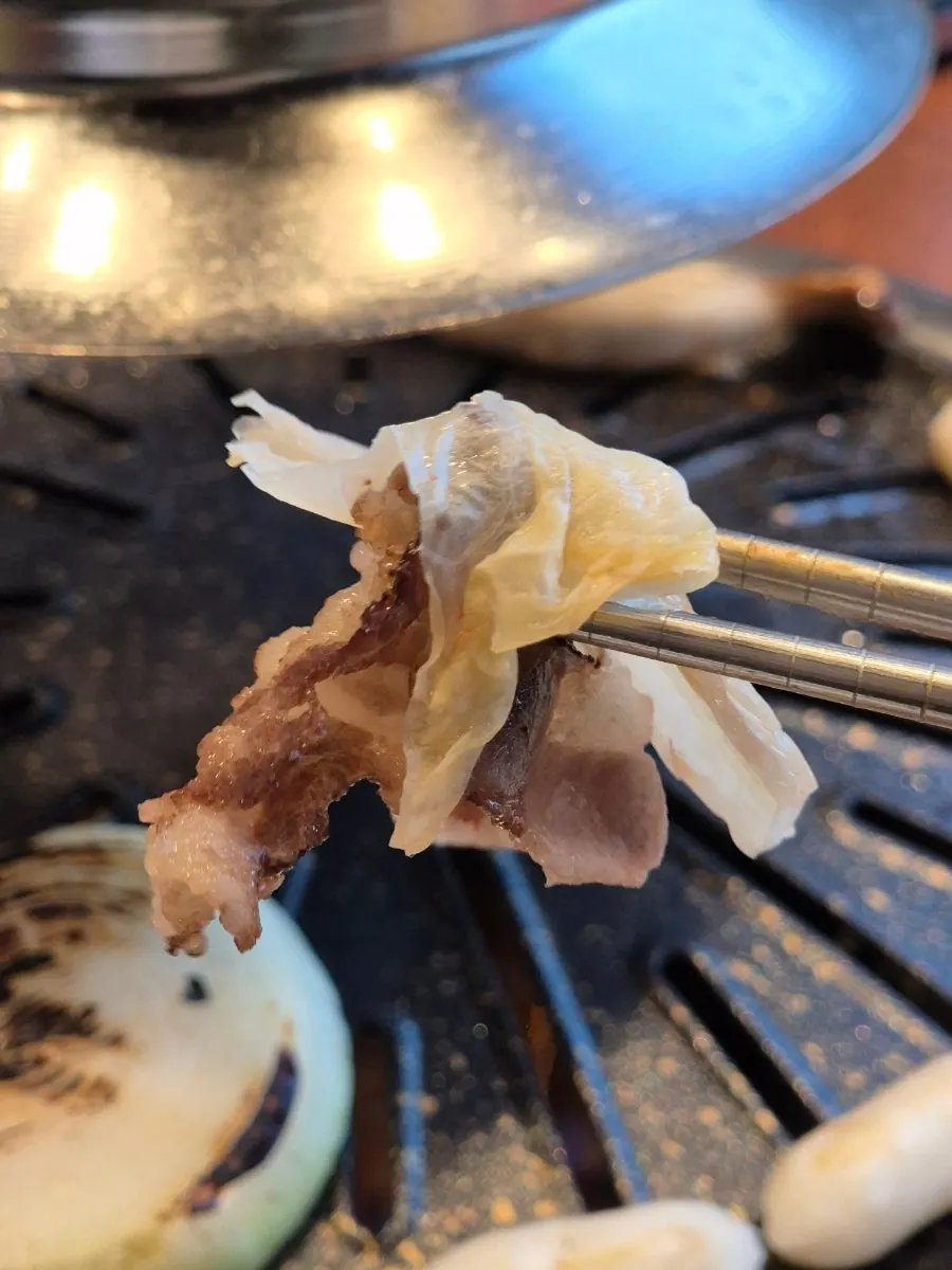 Beef brisket eaten together with baek-kimchi