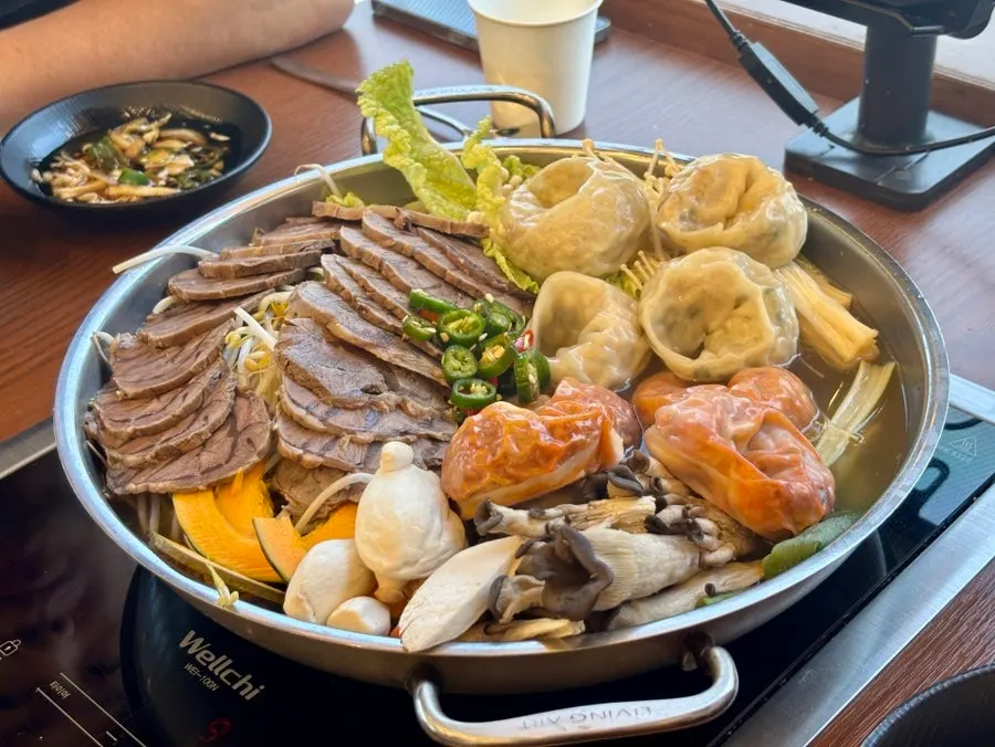 재료가 가득 찬 아롱사태 만두전골 4인분 냄비