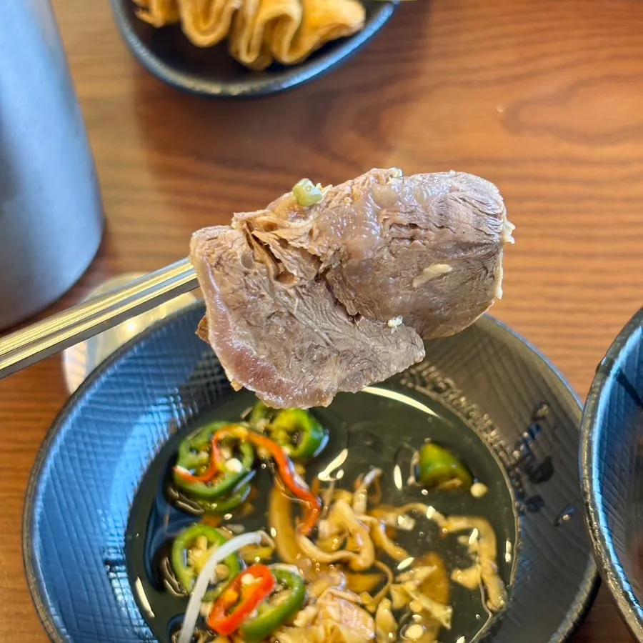 두툼하게 썰린 아롱사태 고기