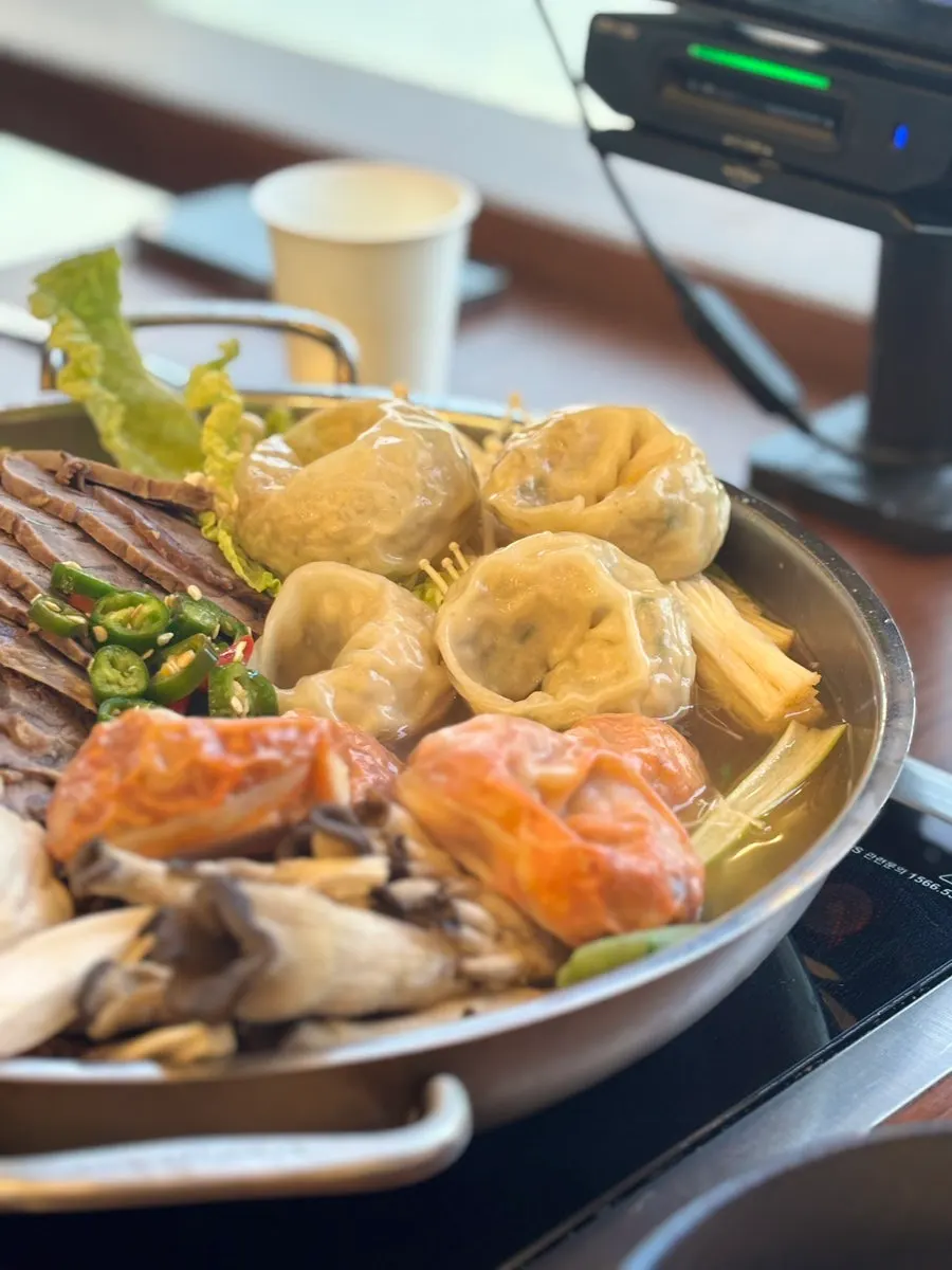 전골 속 큼직한 김치만두